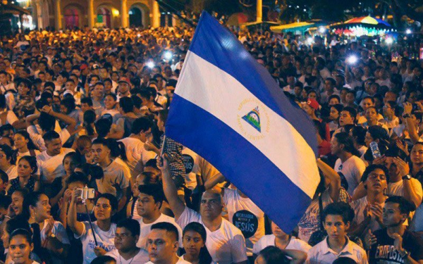 MILES DE CRISTIANOS SE RINDEN EN ADORACIÓN EN NICARAGUA