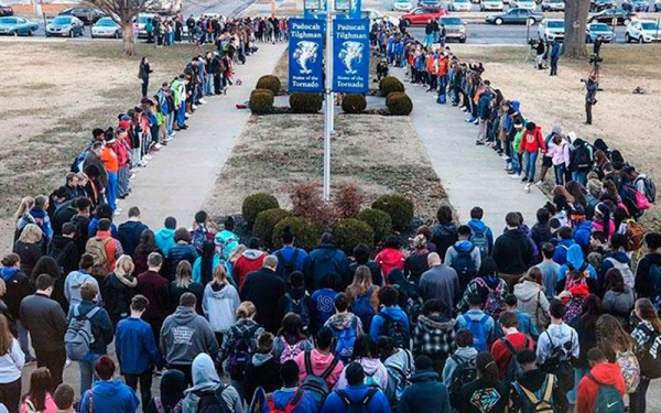 GOBERNADOR DECLARA DÍA DE ORACIÓN LUEGO DE TIROTEO EN COLEGIO EN KENTUCKY