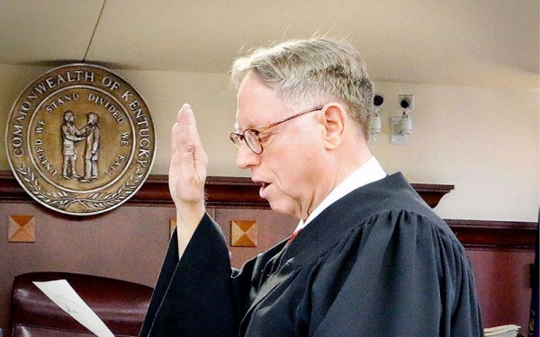 JUEZ NIEGA ADOPCIÓN A PERSONAS GAYS EN LOS EEUU